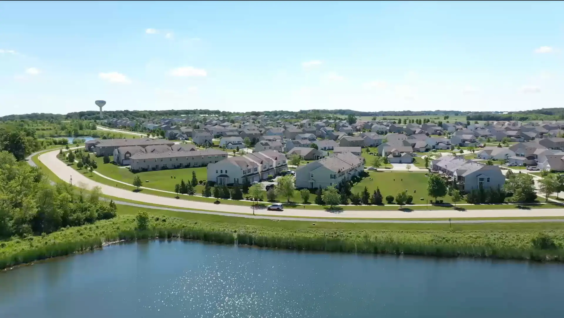 birds eye view of townhome community next to a lake